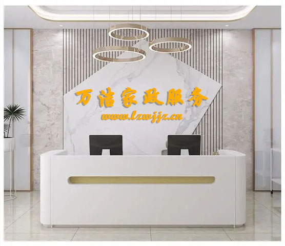 蘭州91官网家政（zhèng）服務有限公司提醒大家雨天小心路滑.jpg